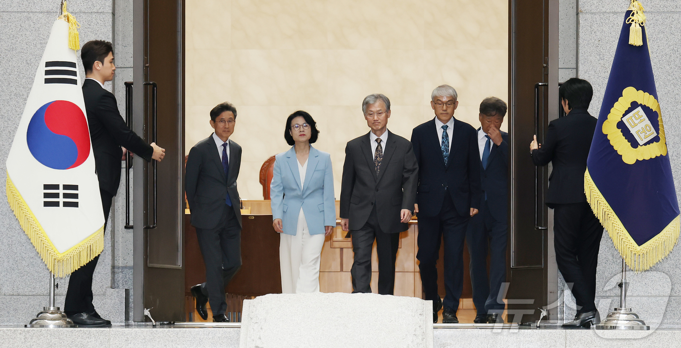 (서울=뉴스1) 김민지 기자 = 조희대 대법원장이 11일 서울 서초구 대법원에서 열린 제12회 대한민국 법원의 날 기념식에서 대법관들과 입장하고 있다. 2026.9.11/뉴스1