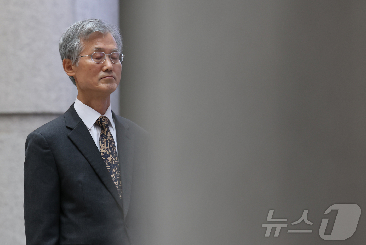 (서울=뉴스1) 김민지 기자 = 조희대 대법원장이 11일 서울 서초구 대법원에서 열린 제12회 대한민국 법원의 날 기념식에서 생각에 잠겨 있다. 2026.9.11/뉴스1