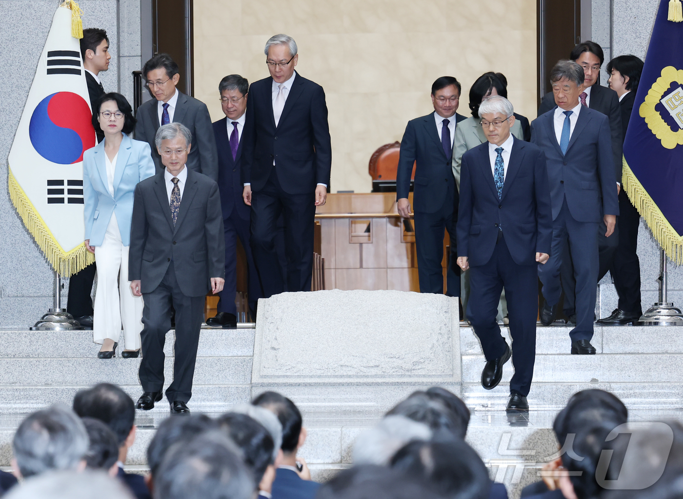 (서울=뉴스1) 김민지 기자 = 조희대 대법원장이 11일 서울 서초구 대법원에서 열린 제12회 대한민국 법원의 날 기념식에서 대법관들과 입장하고 있다. 2026.9.11/뉴스1