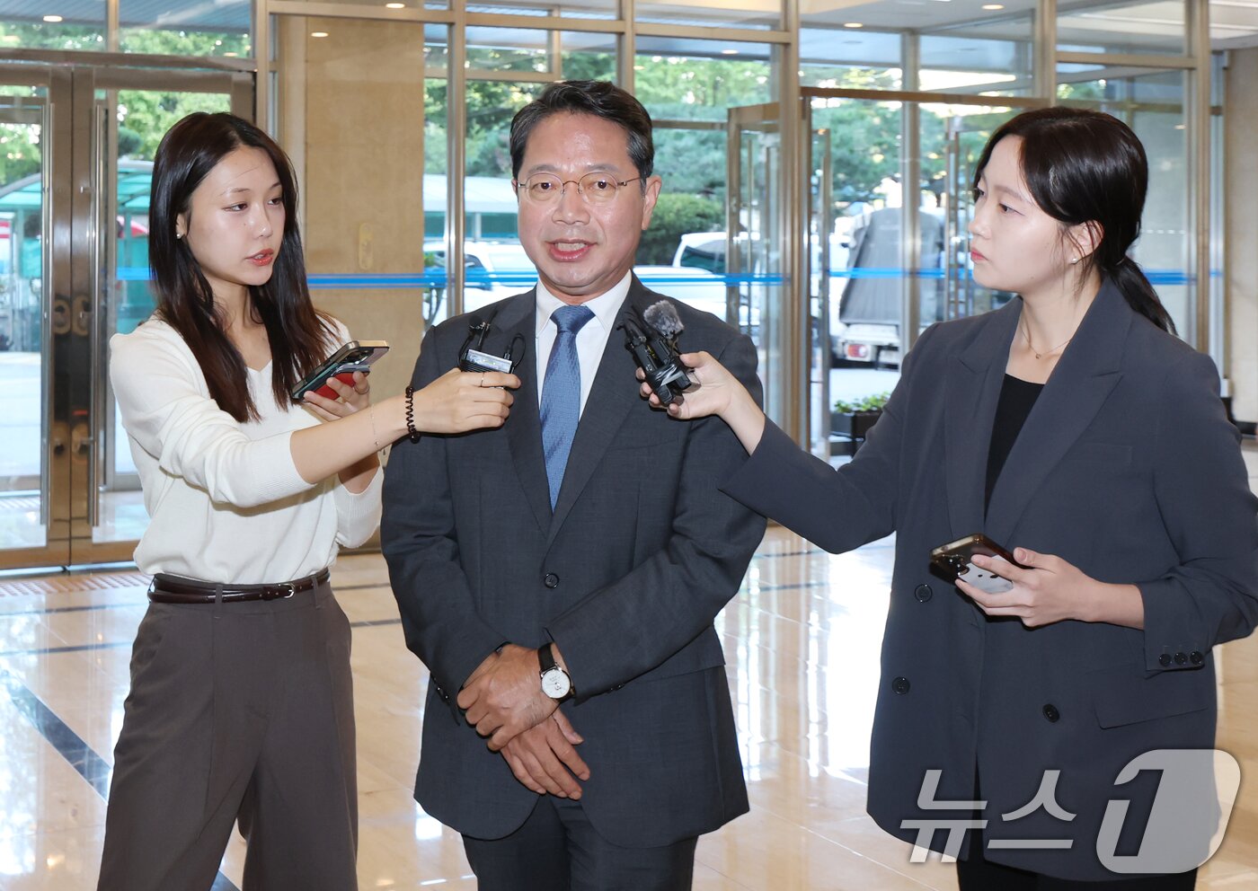 본문 이미지 - 김승원 법무부 장관 후보가 11일 오전 서울 종로구 적선현대빌딩에 마련된 인사청문회 준비 사무실로 출근, 이명 대통령 이름이 새겨진 손목시계를 착용한 채로 취재진 질의에 답변하고 있다. 2026.9.11 ⓒ 뉴스1 김민지 기자
