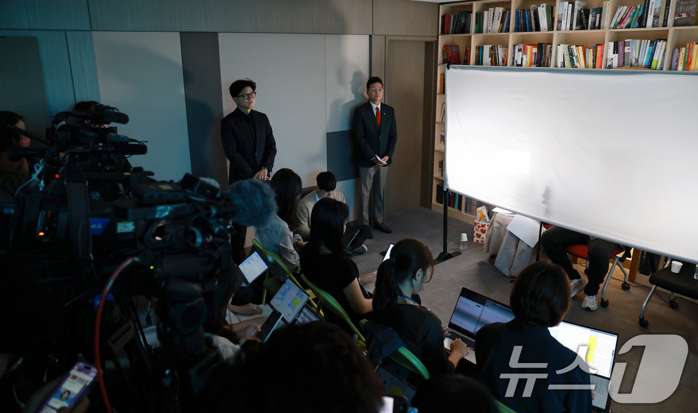 (서울=뉴스1) 황기선 기자 = 김승원 법무부 장관 후보의 '신약 임상시험 청탁' 의혹과 관련한 제넨셀·세종메디칼 피해자들이 11일 오전 서울 여의도 국회 의원회관에서 기자회견을 …