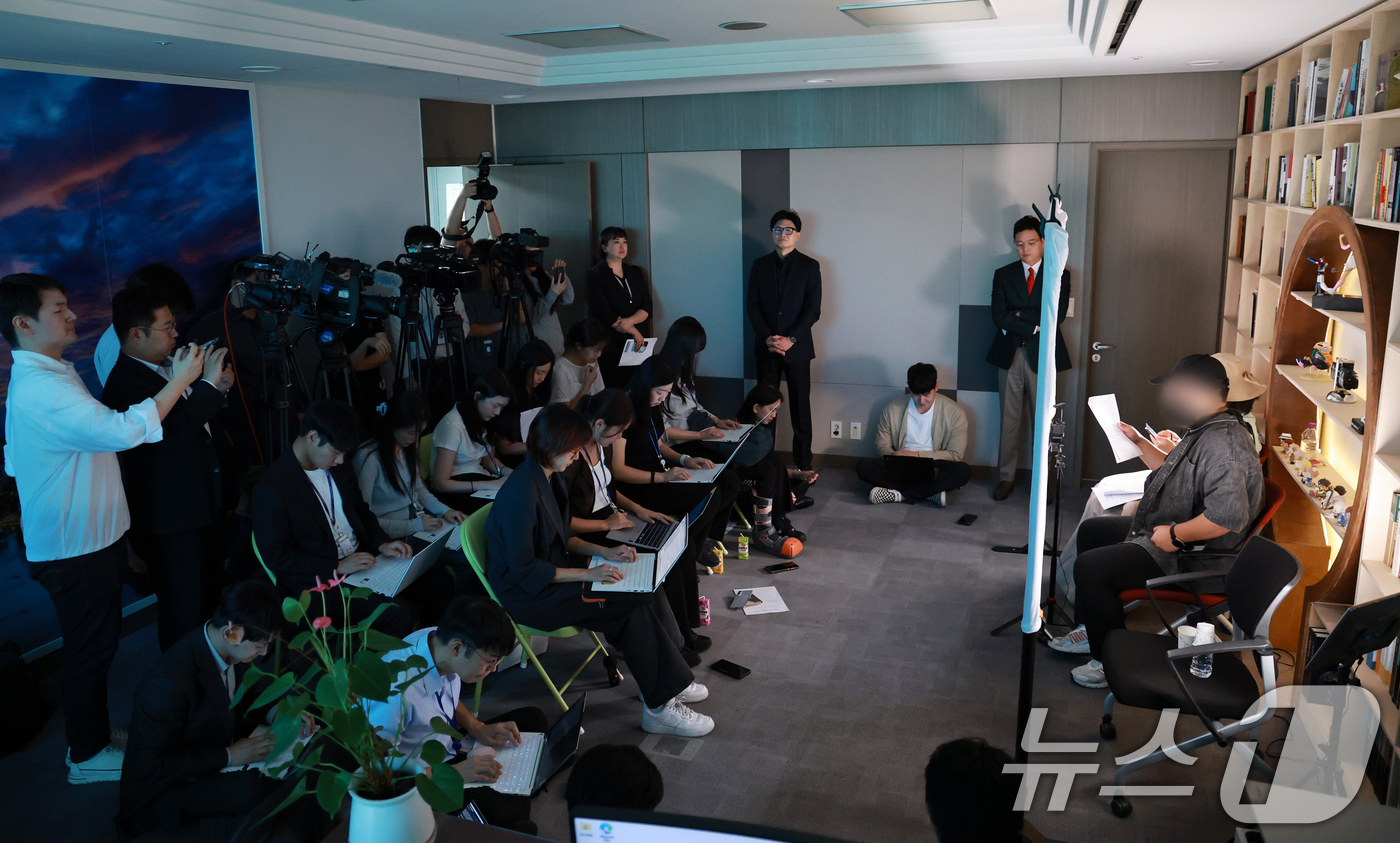 (서울=뉴스1) 황기선 기자 = 김승원 법무부 장관 후보의 '신약 임상시험 청탁' 의혹과 관련한 제넨셀·세종메디칼 피해자들이 11일 오전 서울 여의도 국회 의원회관에서 기자회견을 …