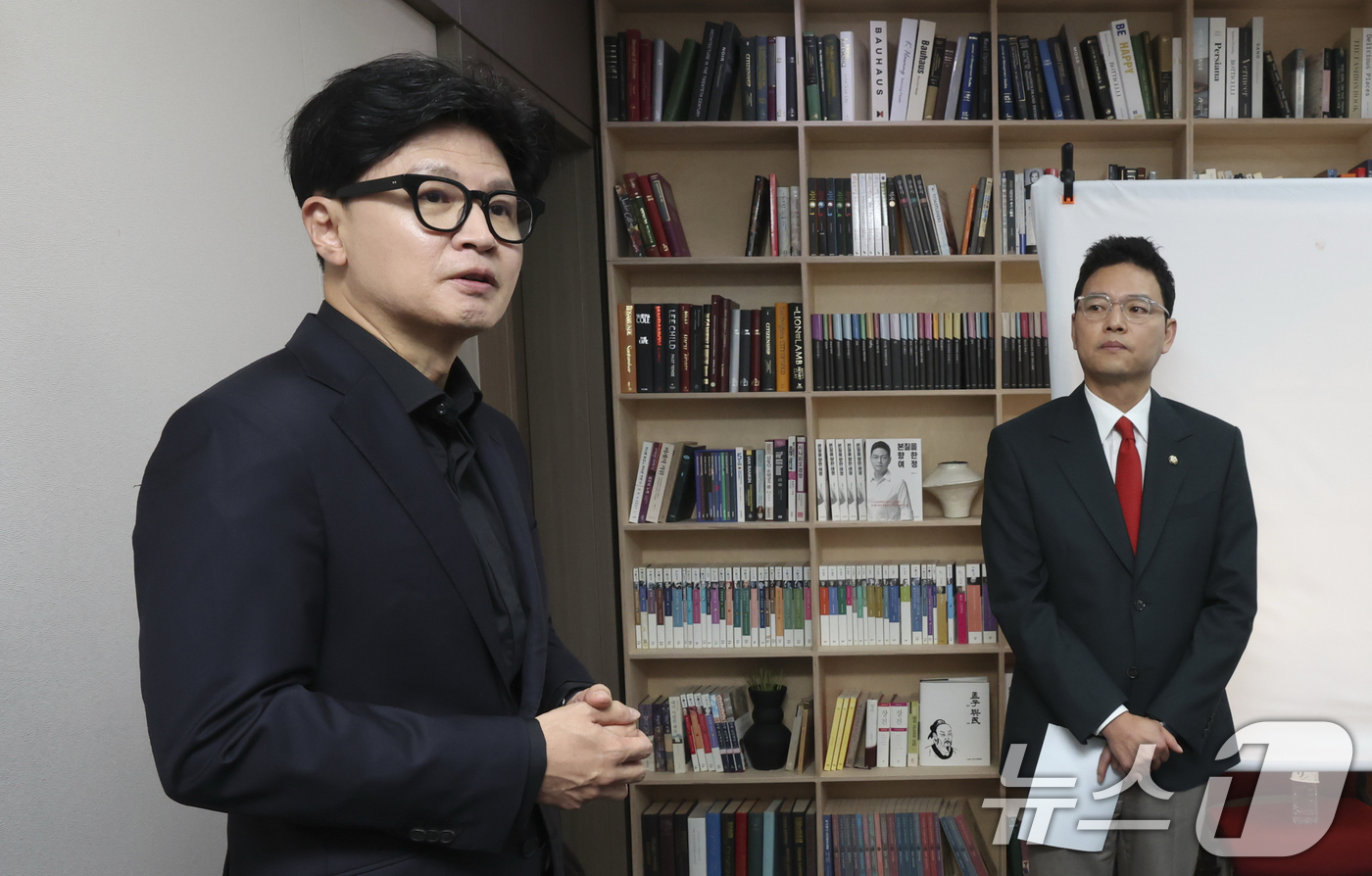 (서울=뉴스1) 황기선 기자 = 한동훈 무소속 의원이 11일 오전 서울 여의도 국회 의원회관에서 열린 김승원 법무부 장관 후보의 '신약 임상시험 청탁' 의혹과 관련한 제넨셀·세종메 …