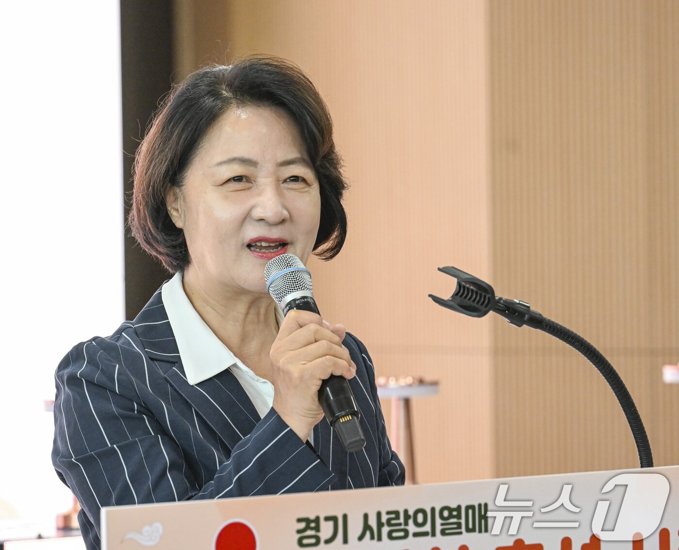 본문 이미지 - 추미애 경기도지사가 지난 11일 경기 수원시 영통구 광교종합사회복지관에서 열린 2026 경기 비발디 나눔사업 '풍성한 추석 사랑나눔 전달식’에서 인사말을 하고 있다. 2026.9.11 ⓒ 뉴스1 경기사진공동취재단