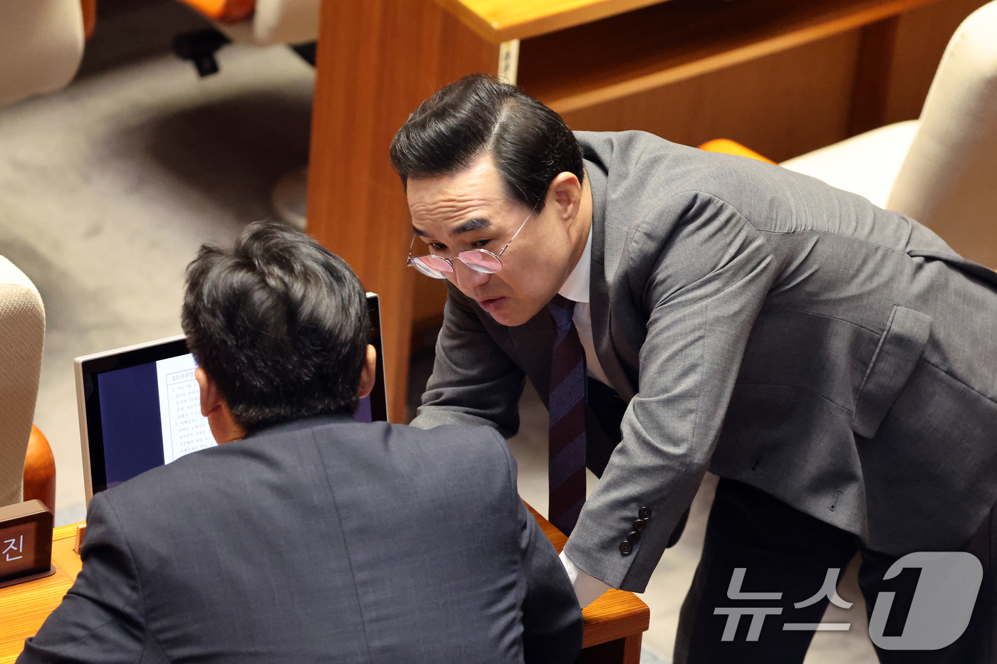 (서울=뉴스1) 황기선 기자 = 박홍근 기획예산처 장관이 11일 오후 서울 여의도 국회에서 열린 제439회국회(정기회) 제7차 본회의에서 김영진 더불어민주당 의원과 대화를 나누고 …