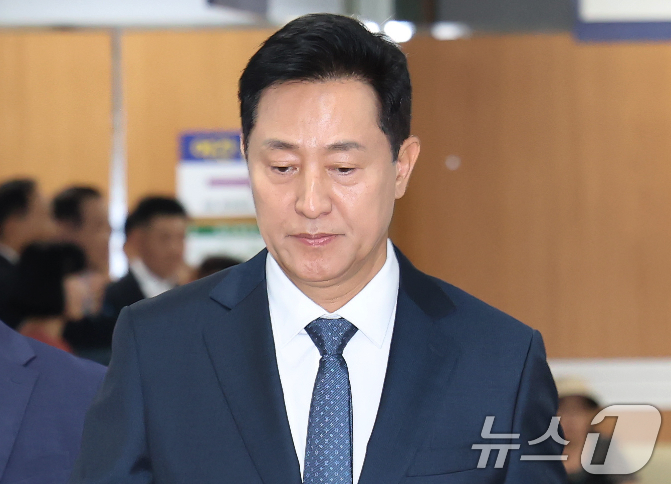 (서울=뉴스1) 김민지 기자 = 명태균 여론조사비 대납 의혹을 받는 오세훈 서울시장이 11일 오후 서울 서초구 고등법원에서 열린 정치자금법 위반 혐의 항소심 속행공판에 출석하고 있 …