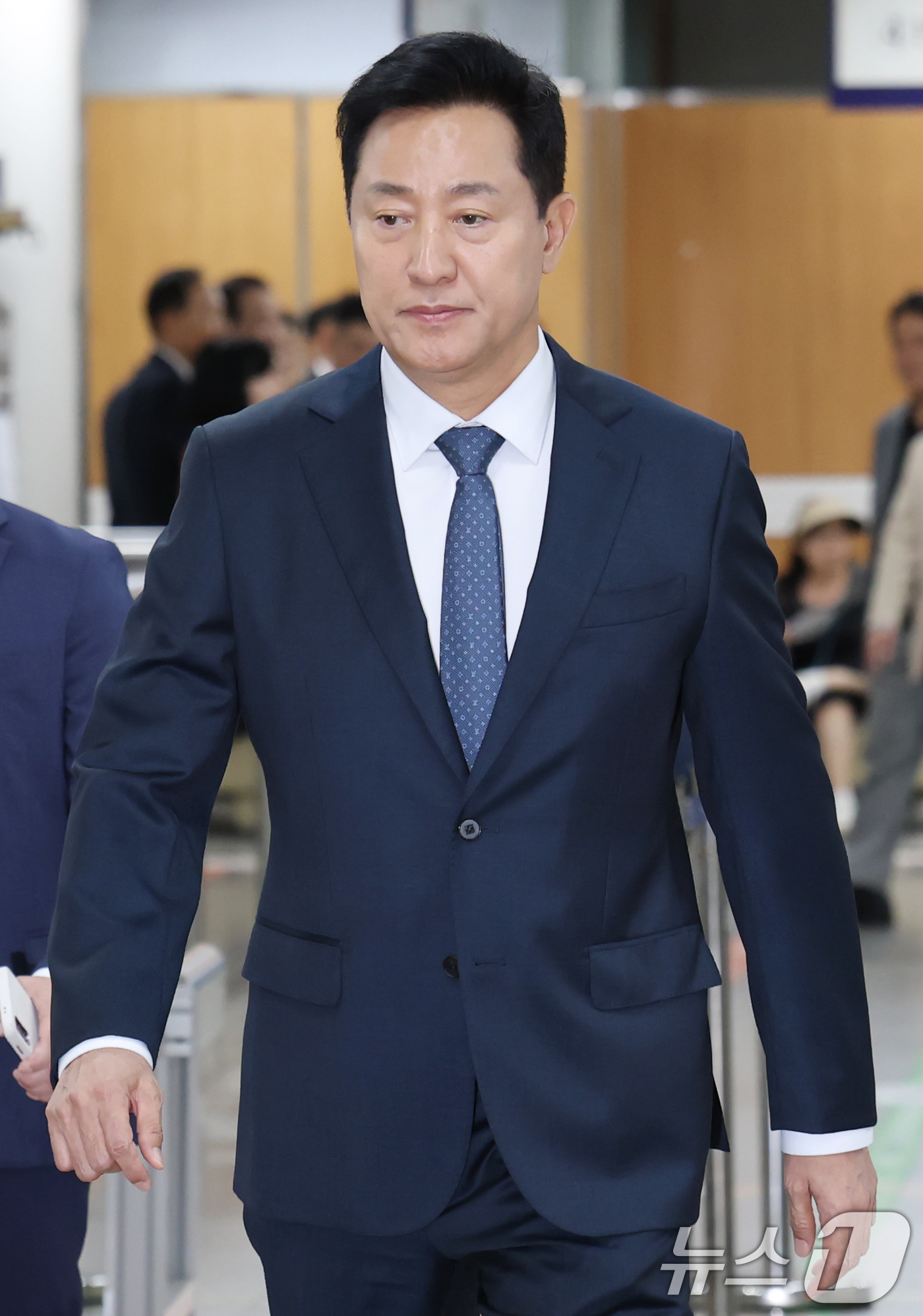(서울=뉴스1) 김민지 기자 = 명태균 여론조사비 대납 의혹을 받는 오세훈 서울시장이 11일 오후 서울 서초구 고등법원에서 열린 정치자금법 위반 혐의 항소심 속행공판에 출석하고 있 …