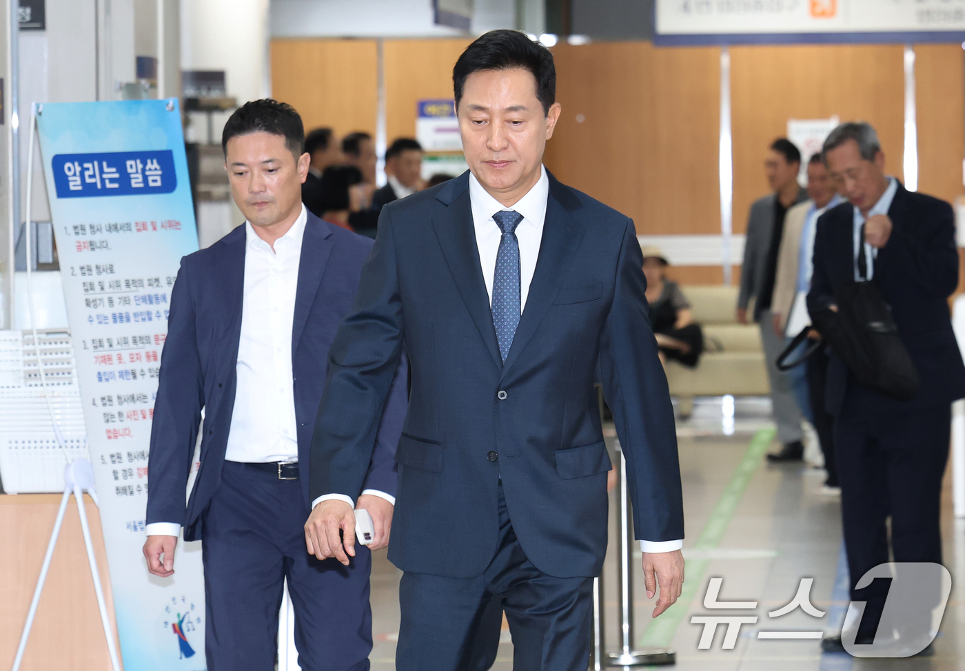 (서울=뉴스1) 김민지 기자 = 명태균 여론조사비 대납 의혹을 받는 오세훈 서울시장이 11일 오후 서울 서초구 고등법원에서 열린 정치자금법 위반 혐의 항소심 속행공판에 출석하고 있 …