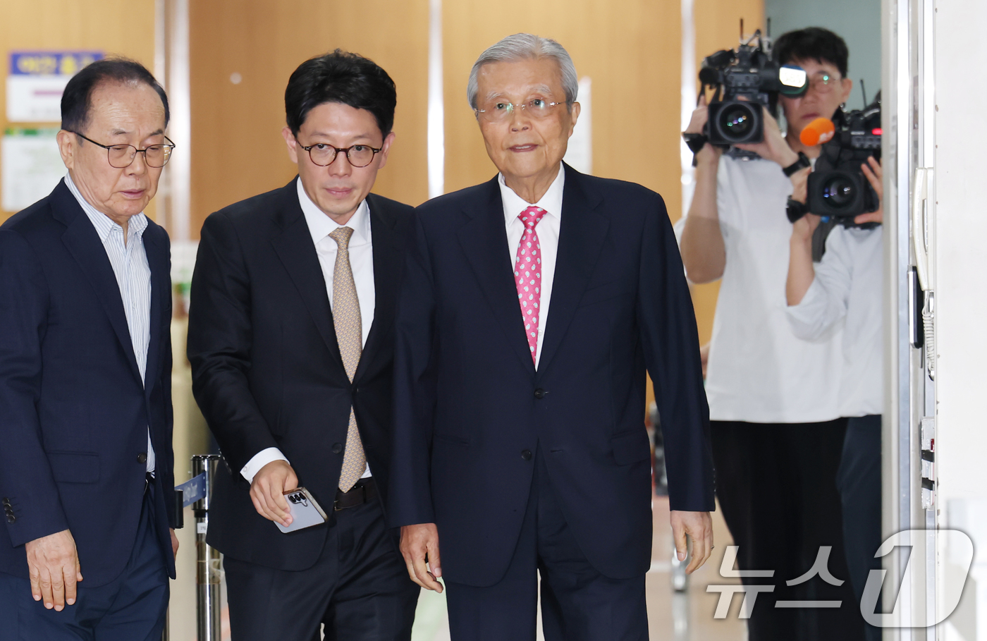 (서울=뉴스1) 김민지 기자 = 김종인 전 국민의힘 비상대책위원장이 11일 오후 서울 서초구 고등법원에서 열린 오세훈 서울시장의 정치자금법 위반 혐의 항소심 속행공판에 증인으로 출 …