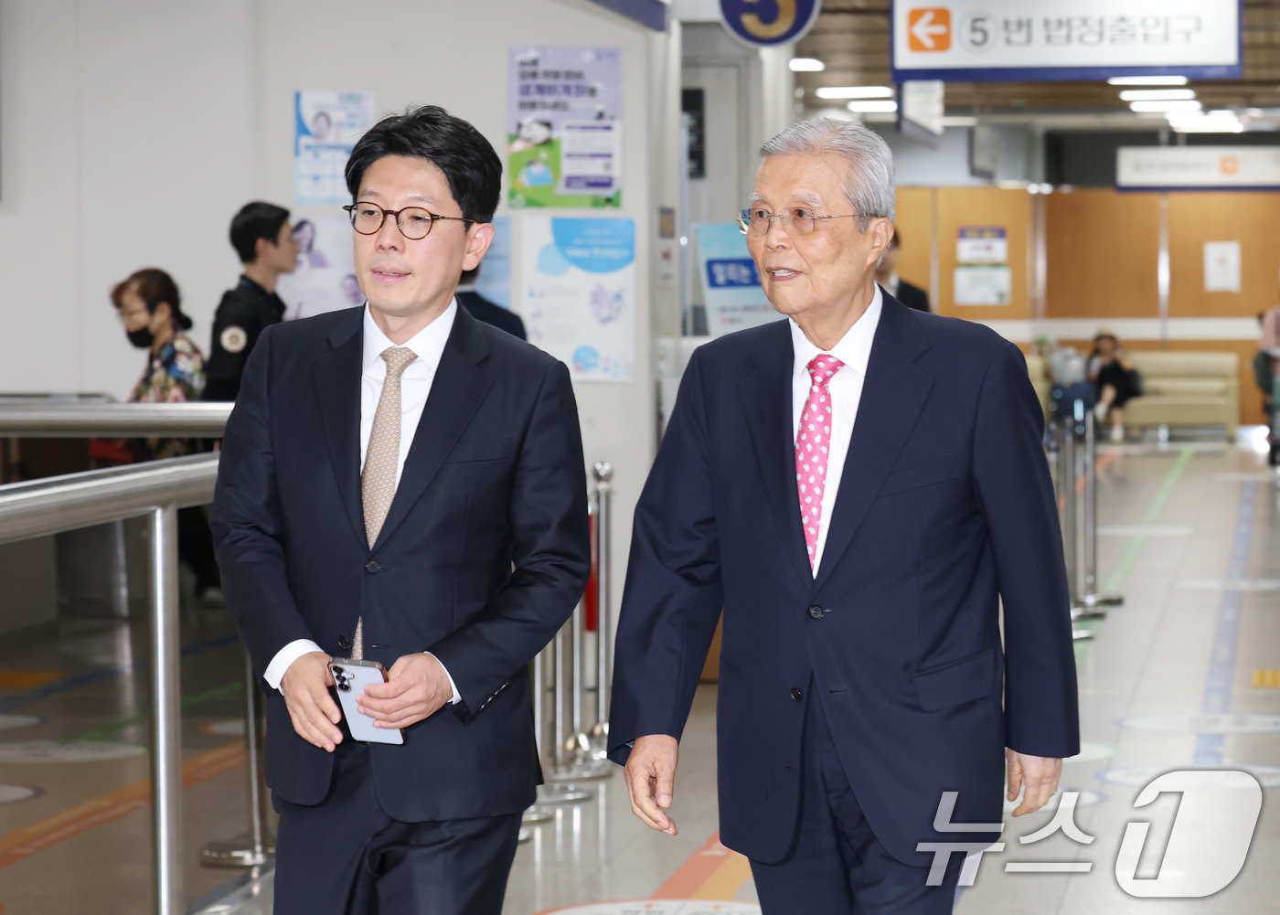 (서울=뉴스1) 김민지 기자 = 김종인 전 국민의힘 비상대책위원장이 11일 오후 서울 서초구 고등법원에서 열린 오세훈 서울시장의 정치자금법 위반 혐의 항소심 속행공판에 증인으로 출 …