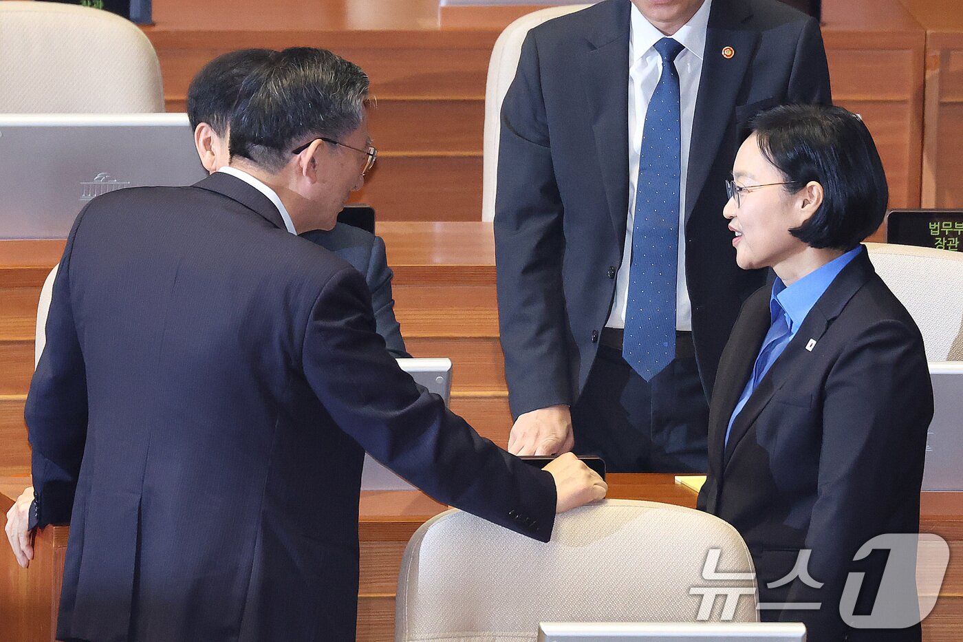 본문 이미지 - 한성숙 국무총리가 11일 서울 여의도 국회에서 열린 제439회국회(정기회) 제7차 본회의 대정부 질문에서 정성호 더불어민주당 의원과 인사하고 있다. 2026.9.11 ⓒ 뉴스1 신웅수 기자