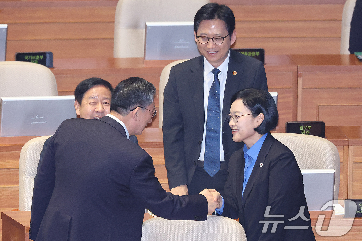 (서울=뉴스1) 신웅수 기자 = 한성숙 국무총리가 11일 서울 여의도 국회에서 열린 제439회국회(정기회) 제7차 본회의 대정부 질문에서 정성호 더불어민주당 의원과 인사하고 있다. …