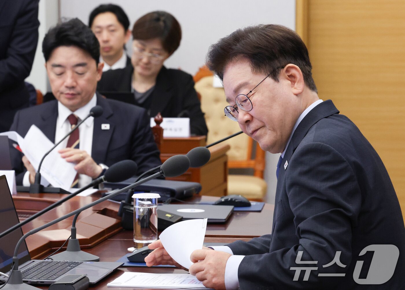 본문 이미지 - 이재명 대통령이 지난 11일 청와대에서 열린 수석보좌관회의에서 자료를 보고 있다. 2026.9.11 ⓒ 뉴스1 허경 기자