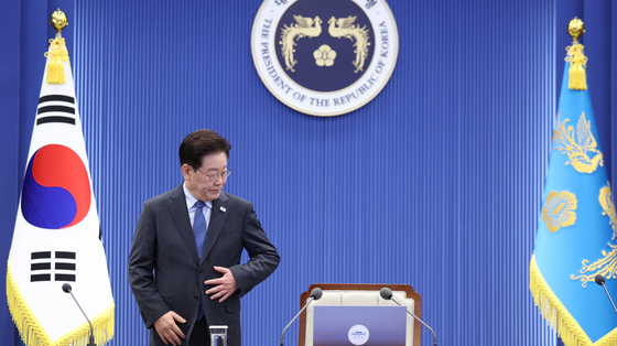 수석보좌관회의 참석하는 이재명 대통령