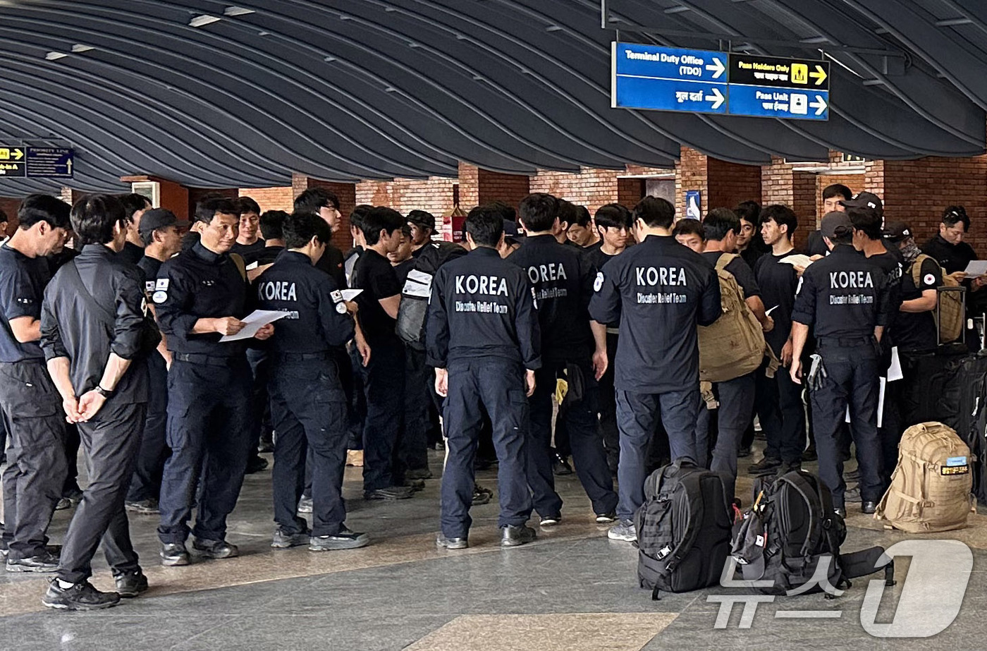 (카트만두=뉴스1) 구윤성 기자 = 네팔 대홍수 피해 대응을 위해 파견된 대한민국 해외긴급구호대(KDRT) 1진이 열흘 간의 임무를 마치고 11일(현지시간) 카트만두 트리부반 국제 …