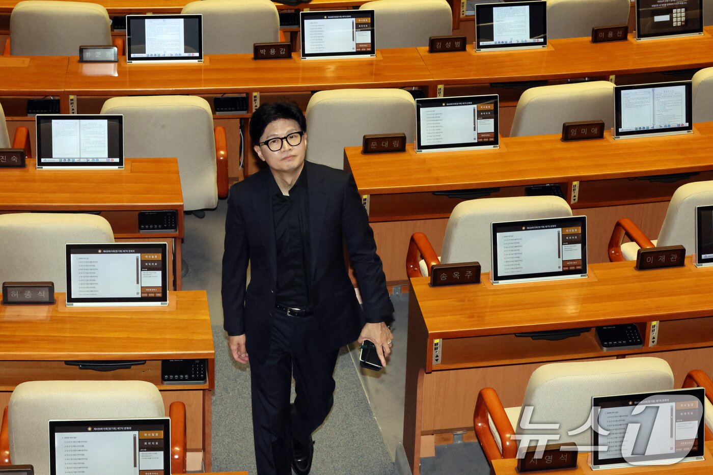 본문 이미지 - 한동훈 무소속 의원이 11일 오후 서울 여의도 국회에서 열린 제439회국회(정기회) 제7차 본회의에서 회의장 밖으로 이동하고 있다. 2026.9.11 ⓒ 뉴스1 황기선 기자