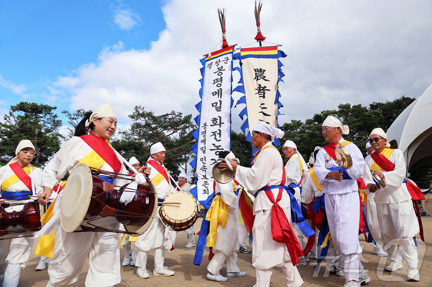(서울=뉴스1) 이동건 수습기자 = 11일 오후 강원 평창군 봉평면 효석문화마을 일원에서 열린 2026평창효석문화제 축제마당에서 전통 농악 공연이 펼쳐지고 있다. 이번 축제는 메밀 …