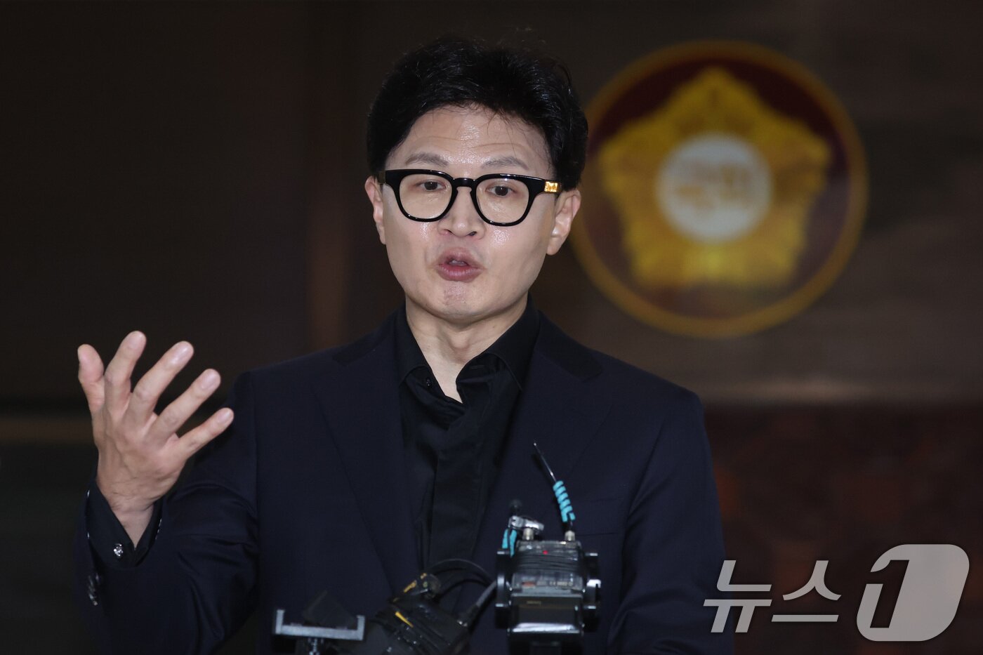 본문 이미지 - 한동훈 무소속 의원이 11일 서울 여의도 국회에서 총리실 직원의 사찰 논란과 관련한 취재진의 질문에 답변하고 있다. 2026.9.11 ⓒ 뉴스1 신웅수 기자