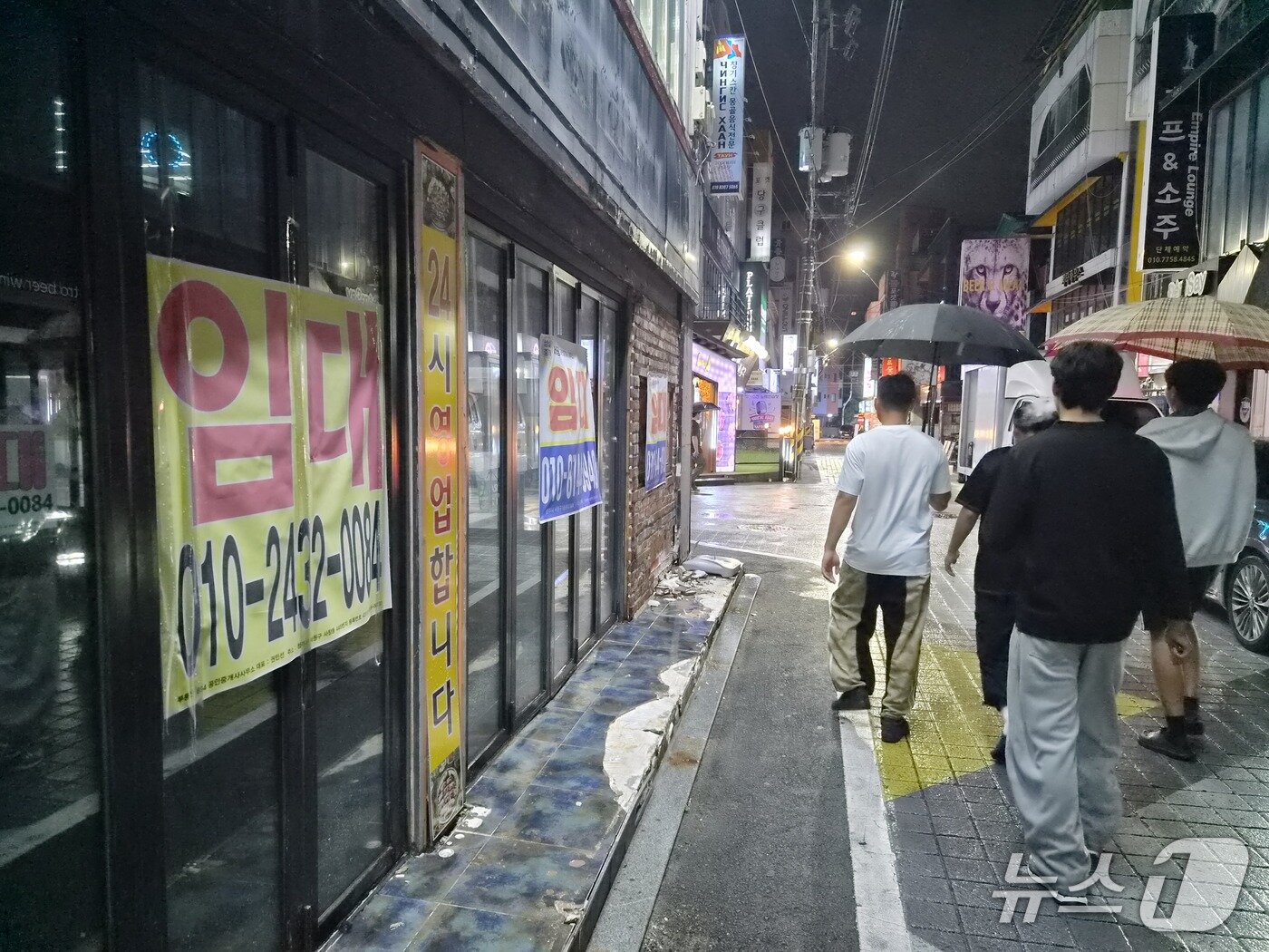 본문 이미지 - 충북대학교 인근 상가에 붙은 임대 현수막.(자료사진)