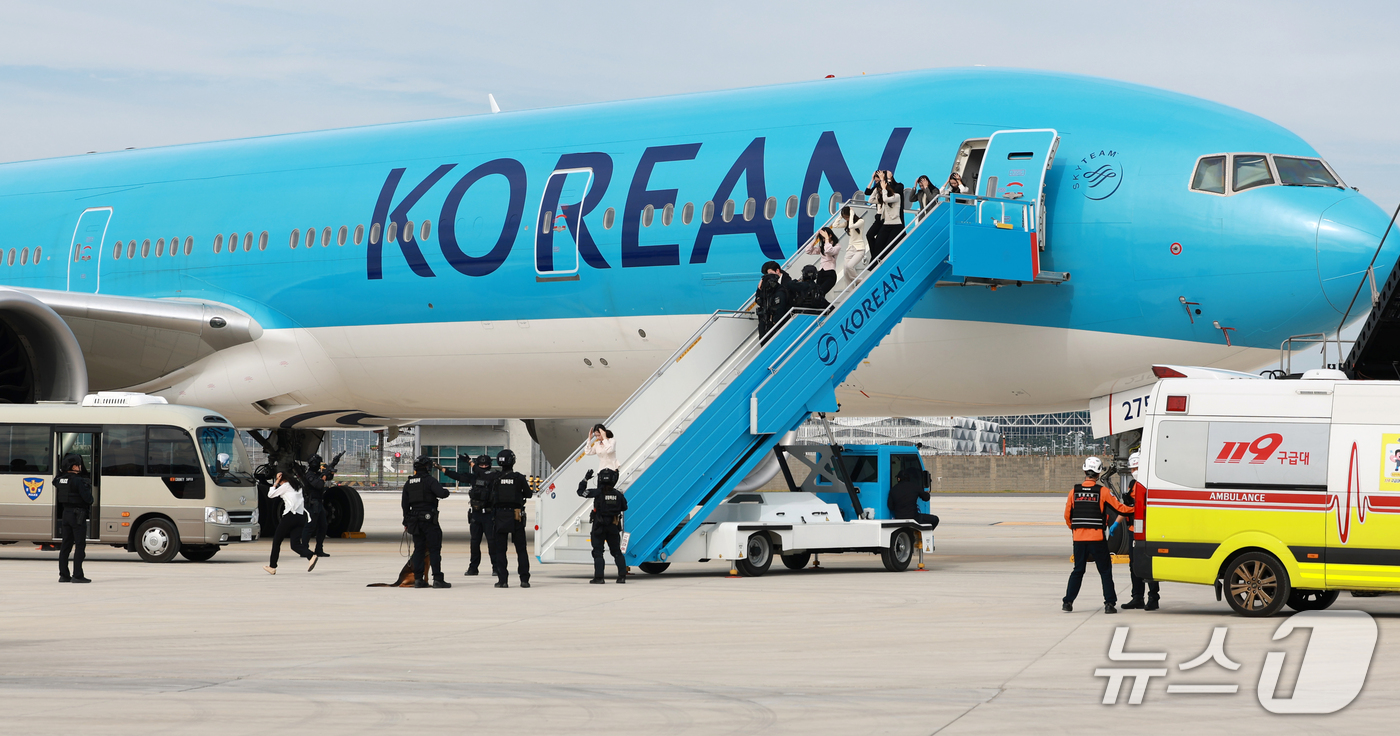 (인천공항=뉴스1) 이호윤 기자 = 11일 인천국제공항 첨단복합항공단지(IKCS)에서 열린 2026 국가 대테러종합훈련에서 대테러특공대가 항공기 테러 대응 및 공항복합테러 훈련을 …