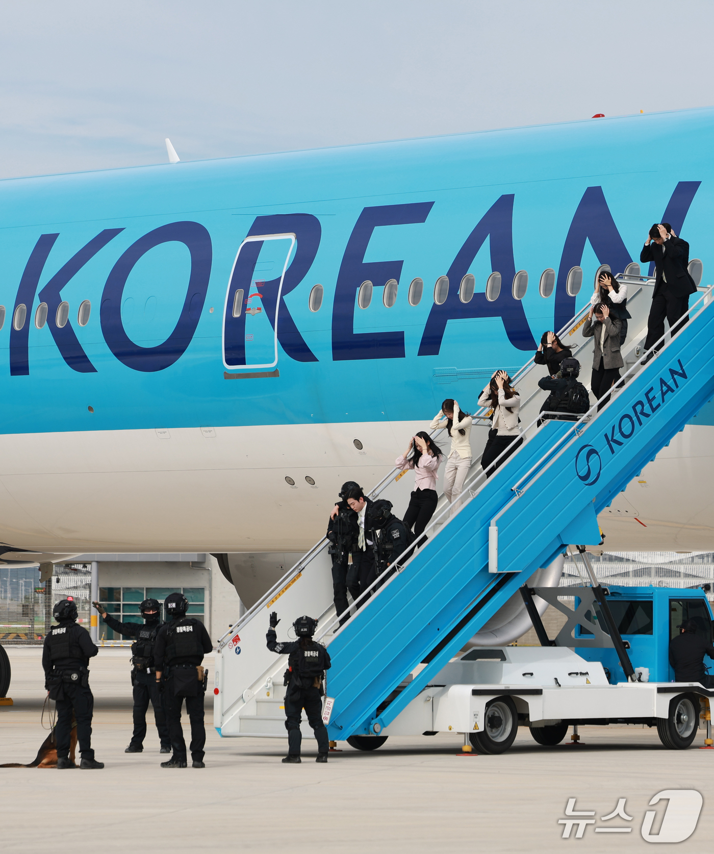 (인천공항=뉴스1) 이호윤 기자 = 11일 인천국제공항 첨단복합항공단지(IKCS)에서 열린 2026 국가 대테러종합훈련에서 대테러특공대가 항공기 테러 대응 및 공항복합테러 훈련을 …