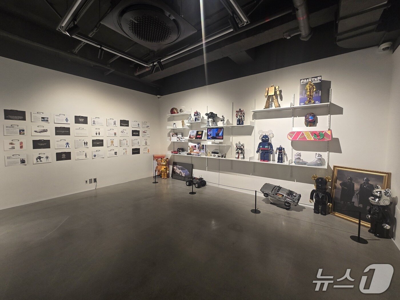 본문 이미지 - 서울옥션은 9월 15일까지 서울 강남구 서울옥션 강남센터에서 곽신 개인전 'ENDLESS'를 개최한다. 전시장 안쪽으로는 작가의 수집품도 전시돼 있어 눈길을 끈다. 옆쪽 벽에는 작가에게 영감을 준 문구들이 프린팅되어 붙어 있다. 2026.9.10. /뉴스1 양새롬 기자