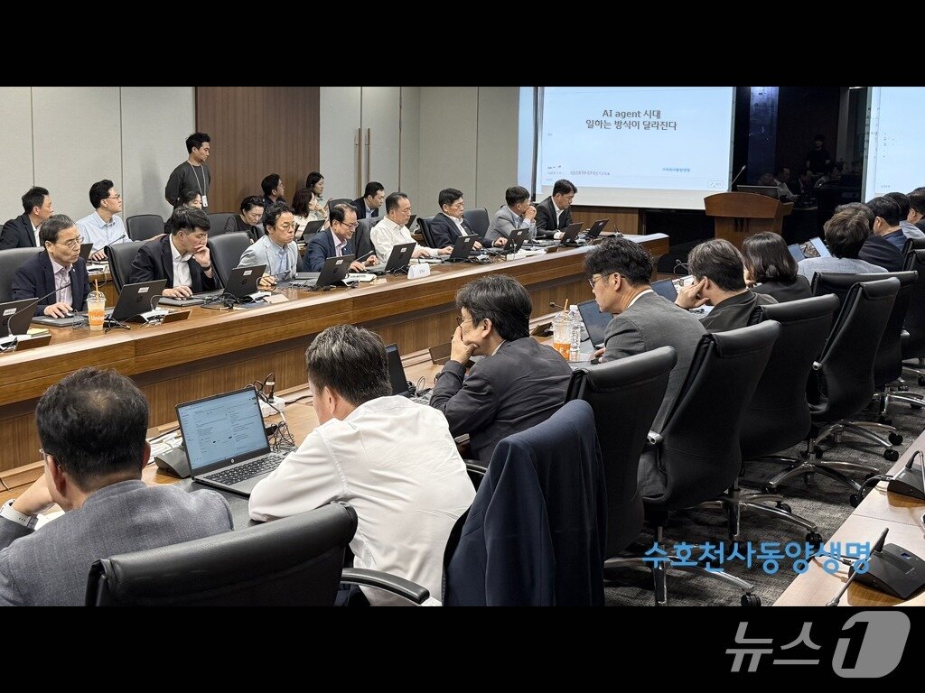 본문 이미지 - [사진1] 동양생명 ABL생명 양사 임원진들이 AI agent 생성 등 실습을 진행하고 있다 (2)