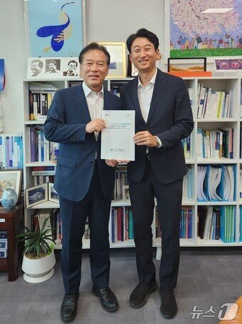 본문 이미지 - 서태경 사상구청장이 지난 7일 국회를 방문해 정태호 국회의원과 지역 현안 해결을 위한 지원 방안을 논의한 뒤 기념사진을 찍고 있다.(사상구 제공. 재판매 및 DB금지)