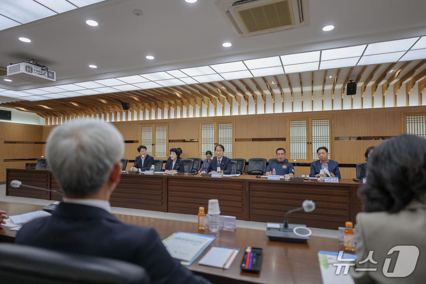 (서울=뉴스1) = 권오을 국가보훈부 장관이 11일 오후 경북 영천시청을 방문해 상이군경회 등 영천지역 10개 보훈단체장 등과 현장소통 간담회를 갖고, 보훈단체 및 국가유공자 지원 …