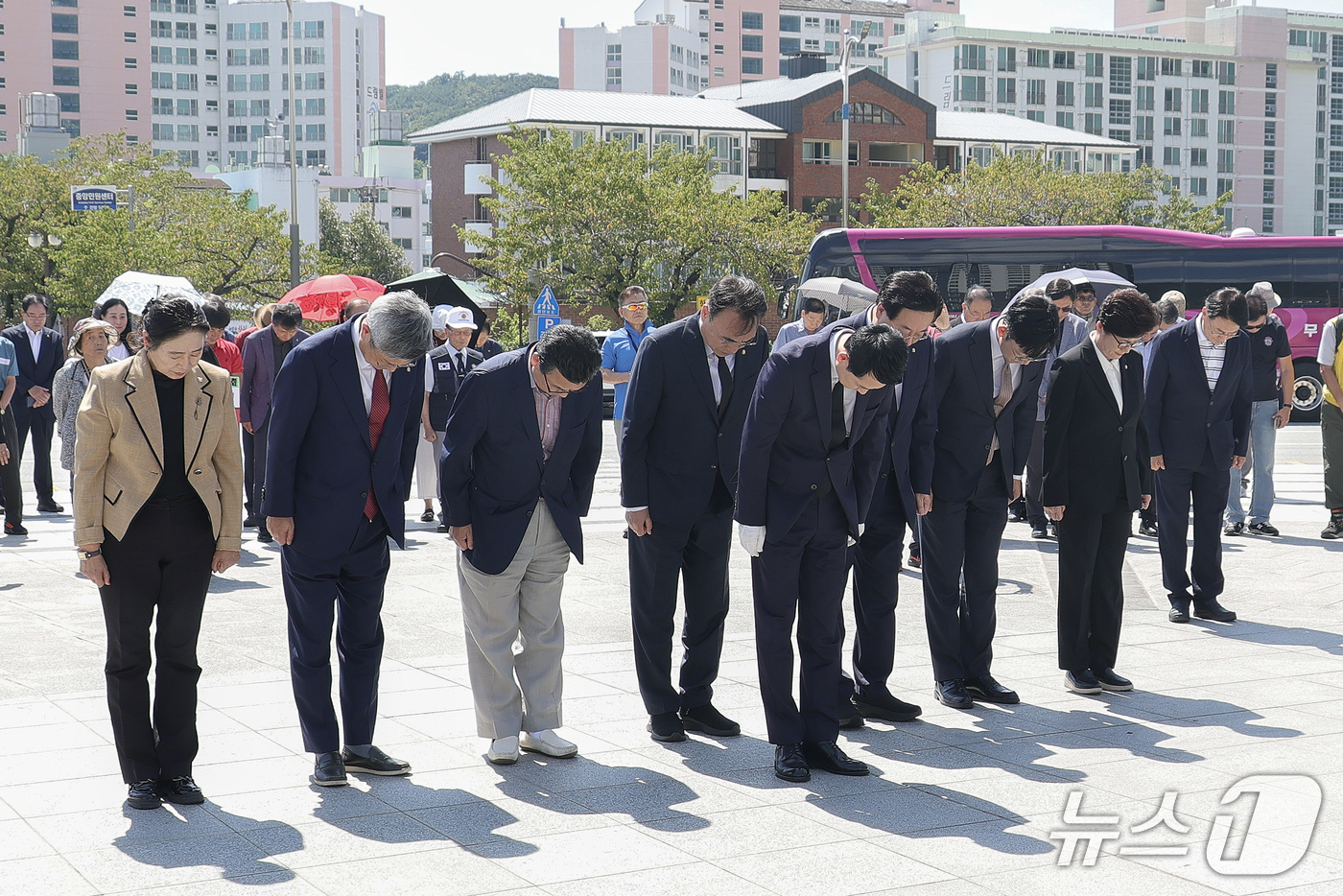 (서울=뉴스1) 신웅수 기자 = 장동혁 국민의힘 대표가 11일 경남 창원시 충무공 이순신 장군 동상 참배를 하고 있다. (국민의힘 제공) 2026.9.11/뉴스1