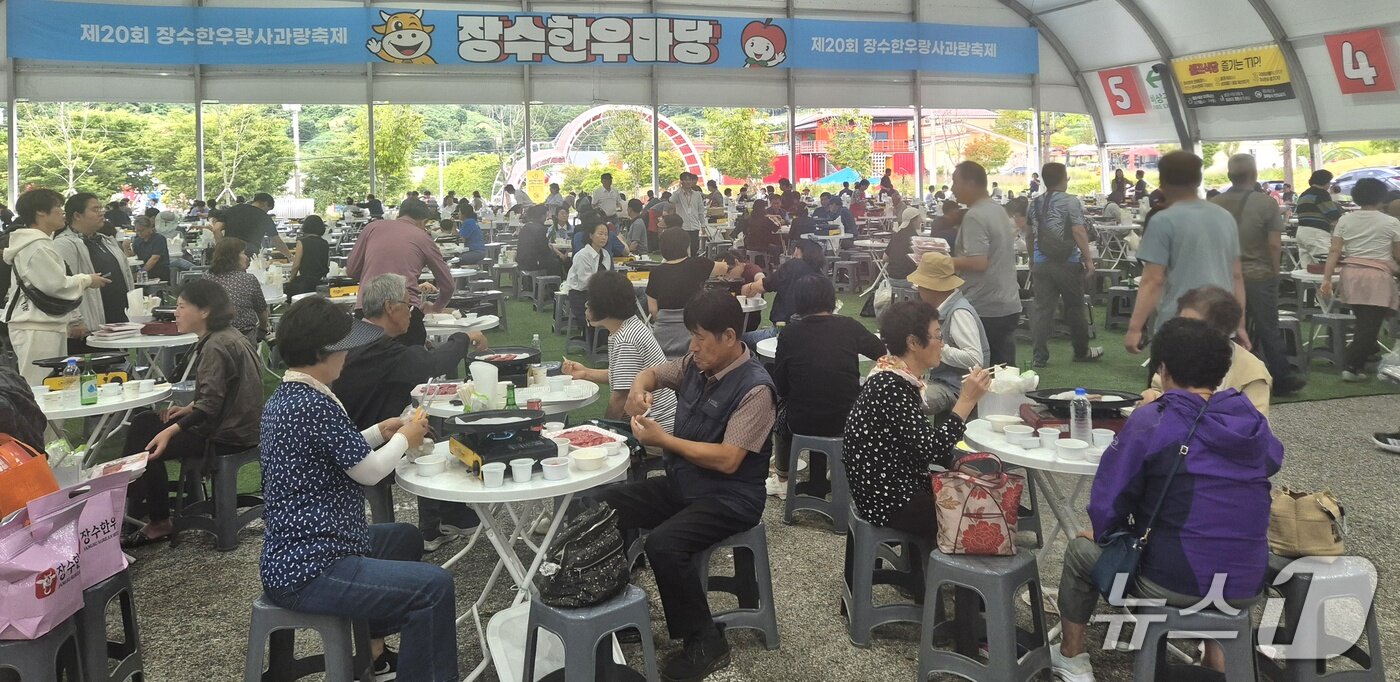 본문 이미지 - 제20회 장수 한우랑 사과랑 축제 개막식이 열린 11일 전북 장수군 의암공원 및 누리파크 일원에 마련된 한우마당이 방문객들로 북적이고 있다 2026.9.11 ⓒ 뉴스1 유경석 기자