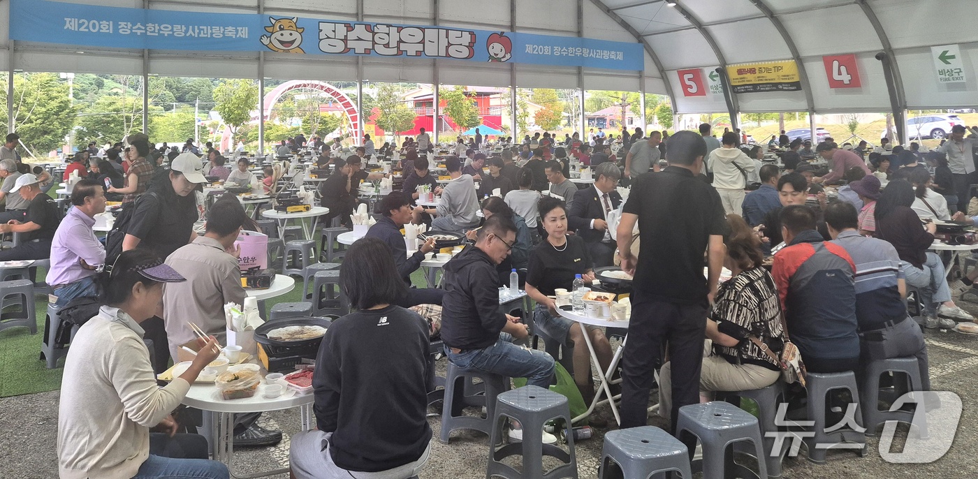 (장수=뉴스1) 유경석 기자 = 제20회 장수 한우랑 사과랑 축제 개막식이 열린 11일 전북 장수군 의암공원 및 누리파크 일원에 마련된 한우마당이 방문객들로 북적이고 있다 2026 …