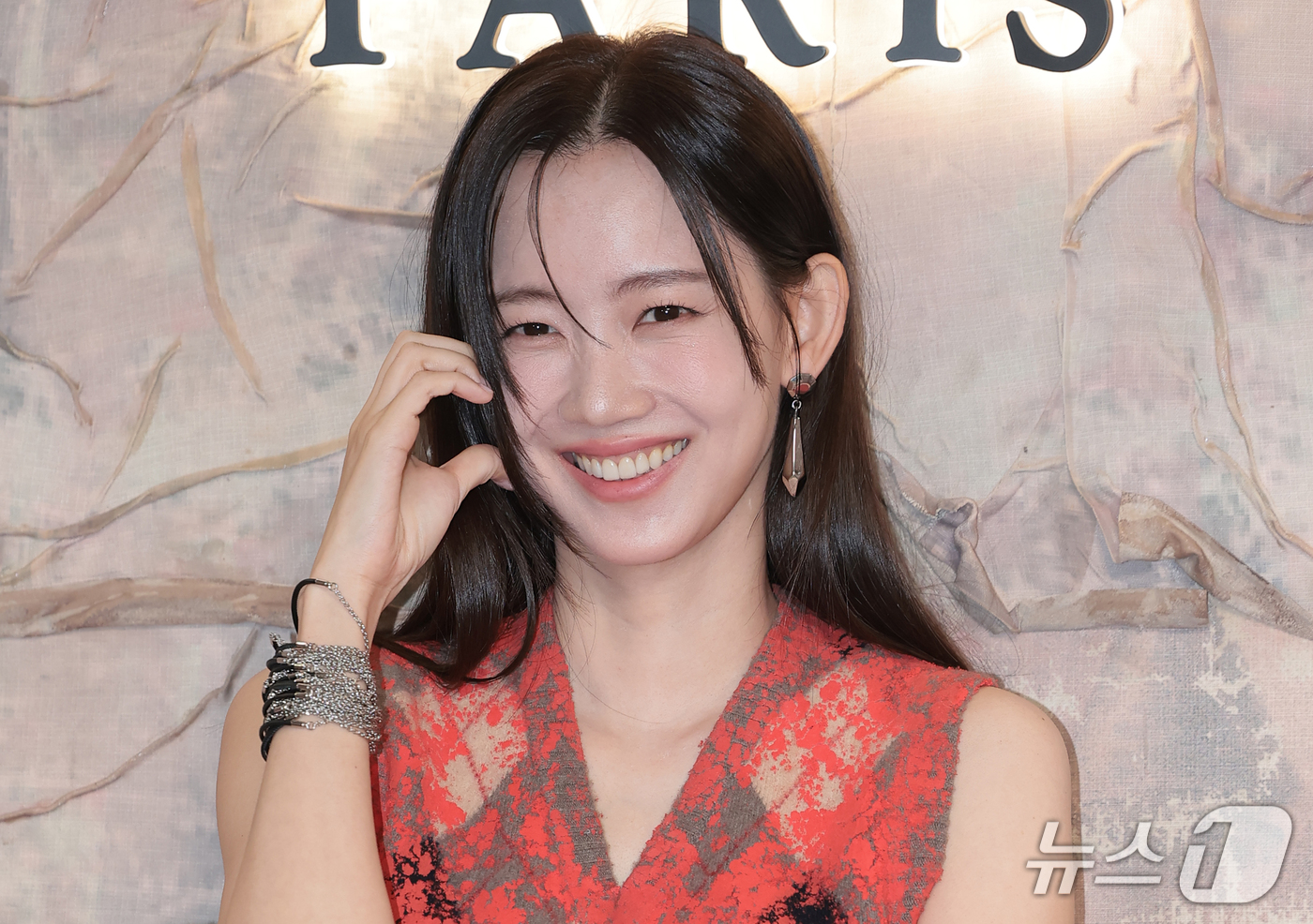 (서울=뉴스1) 권현진 기자 = 배우 신현빈이 11일 서울 용산구 메종 마르지엘라 한남 플래그십 부티크에서 열린 ‘2026 가을 겨울 CO-ED 컬렉션’ 론칭 행사에 참석해 포즈를 …