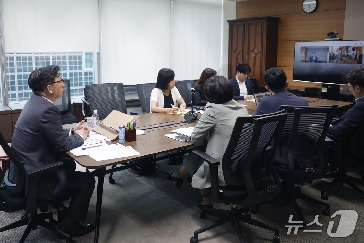 (서울=뉴스1) = 박정성 산업통상부 통상교섭본부장이 11일 오후 서울 강남구 한국기술센터에서 조나단 레이놀즈(Jonathan Reynolds) 영국 신임 기업혁신과학통상부 장관과 …