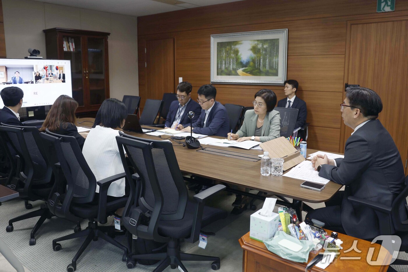 (서울=뉴스1) = 박정성 산업통상부 통상교섭본부장이 11일 오후 서울 강남구 한국기술센터에서 조나단 레이놀즈(Jonathan Reynolds) 영국 신임 기업혁신과학통상부 장관과 …