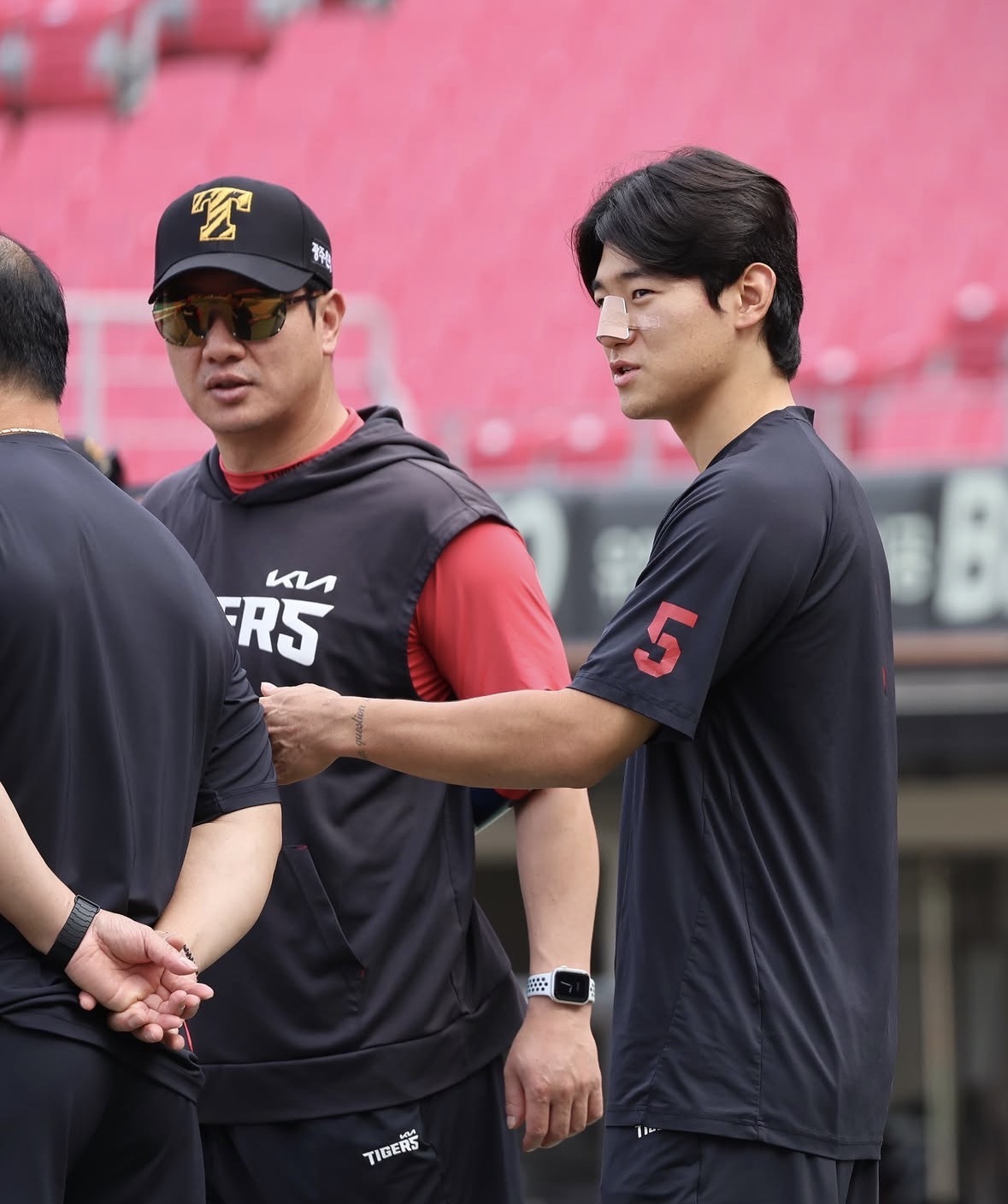 (서울=뉴스1) = 코뼈 골절 부상을 당한 KIA 타이거즈 김도영이 11일 퇴원 후 선수단에 합류하고 있다. (KIA 타이거즈 제공. 재판매 및 DB 금지)