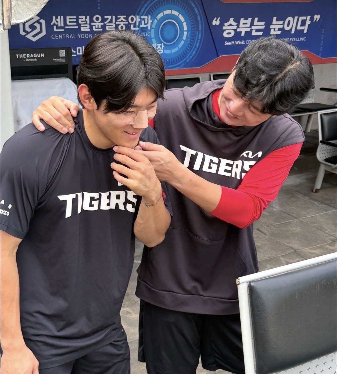 (서울=뉴스1) = 코뼈 골절 부상을 당한 KIA 타이거즈 김도영이 11일 퇴원 후 선수단에 합류하고 있다. (KIA 타이거즈 제공. 재판매 및 DB 금지)