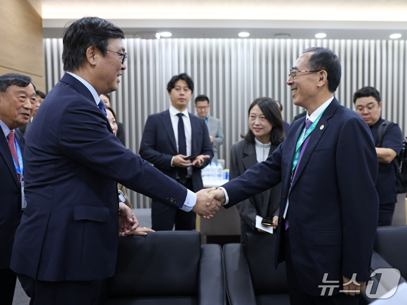 (서울=뉴스1) = 최휘영 문화체육관광부 장관이 11일 경북 안동국제컨벤션센터에서 열린 한중 관광업계 교류의 밤 행사에 참석해 두셴쫑 중국여행사협회장과 인사를 나누고 있다. (문화 …