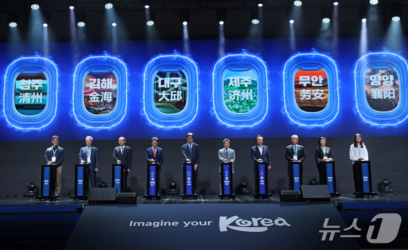 (서울=뉴스1) = 최휘영 문화체육관광부 장관이 11일 경북 안동국제컨벤션센터에서 열린 한중 관광업계 교류의 밤 행사에 참석해 지방공항 연계 지역관광활성화 세리머니를 하고 있다. …