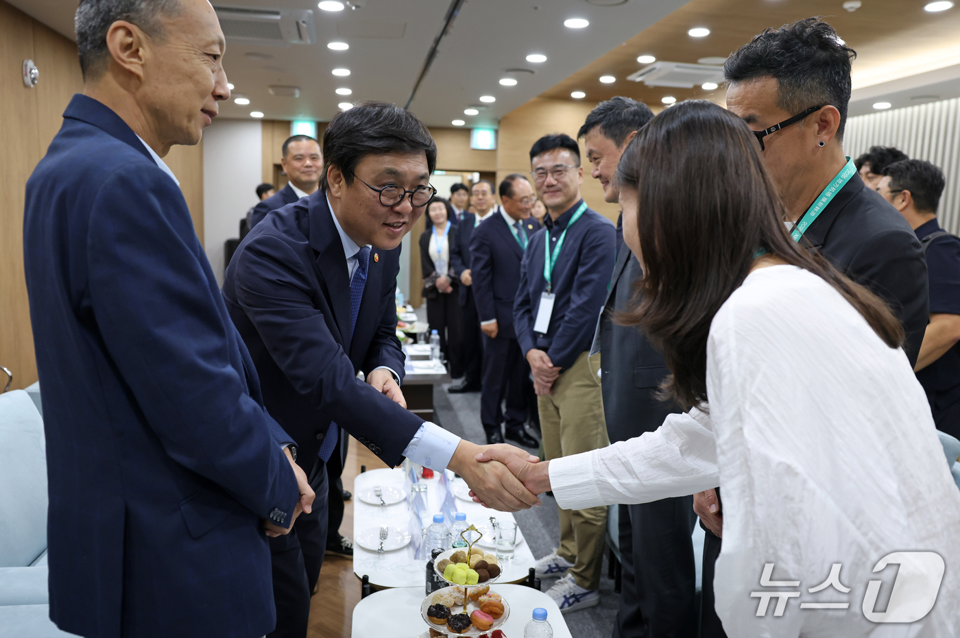 (서울=뉴스1) = 최휘영 문화체육관광부 장관이 11일 경북 안동국제컨벤션센터에서 열린 한중 관광업계 교류의 밤 행사에 참석해 중국 여행업계 관계자와 인사를 나누고 있다. (문화체 …