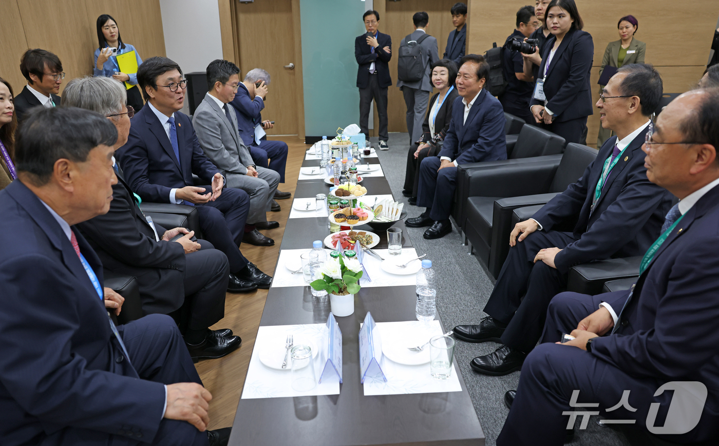 (서울=뉴스1) = 최휘영 문화체육관광부 장관이 11일 경북 안동국제컨벤션센터에서 열린 한중 관광업계 교류의 밤 행사에 참석해 두셴쫑 중국여행사협회장을 비롯한 관계자와 사전 환담을 …