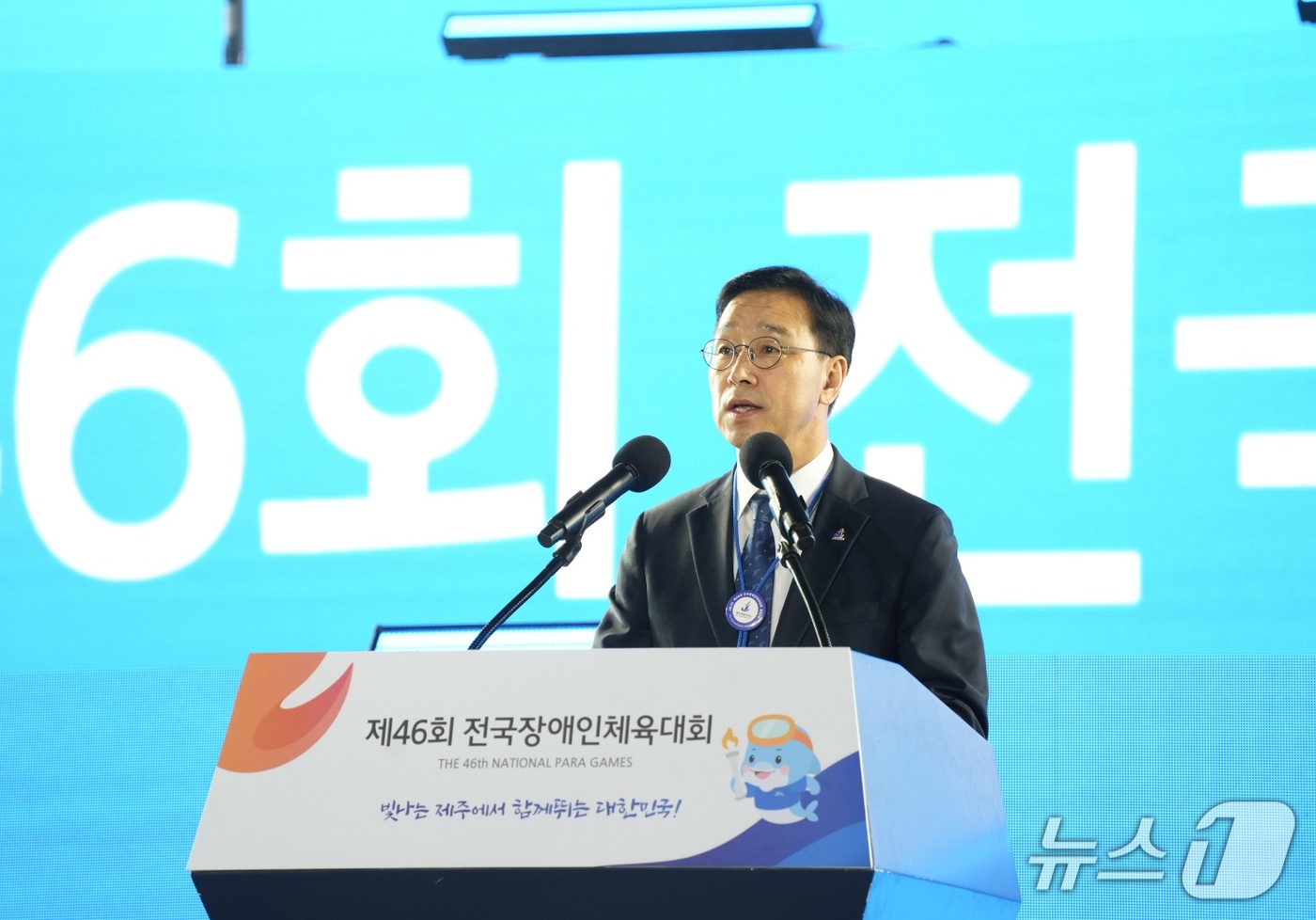 (제주=뉴스1) 강승남 기자 = 위성곤 제주도지사가 11일 오후 서귀포시 제주월드컵경기장에서 열린 제46회 전국장애인체육대회 개막식에서 환영사를 하고 있다.이번 전국장애인체전은 이 …