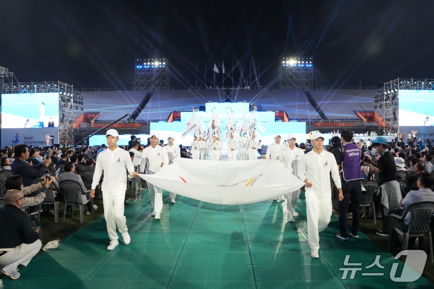 (제주=뉴스1) 강승남 기자 = 11일 오후 서귀포시 제주월드컵경기장에서 제46회 전국장애인체육대회 개막식이 열리고 있다.이번 전국장애인체전은 이날부터 16일까지 제주도 일원에서 …