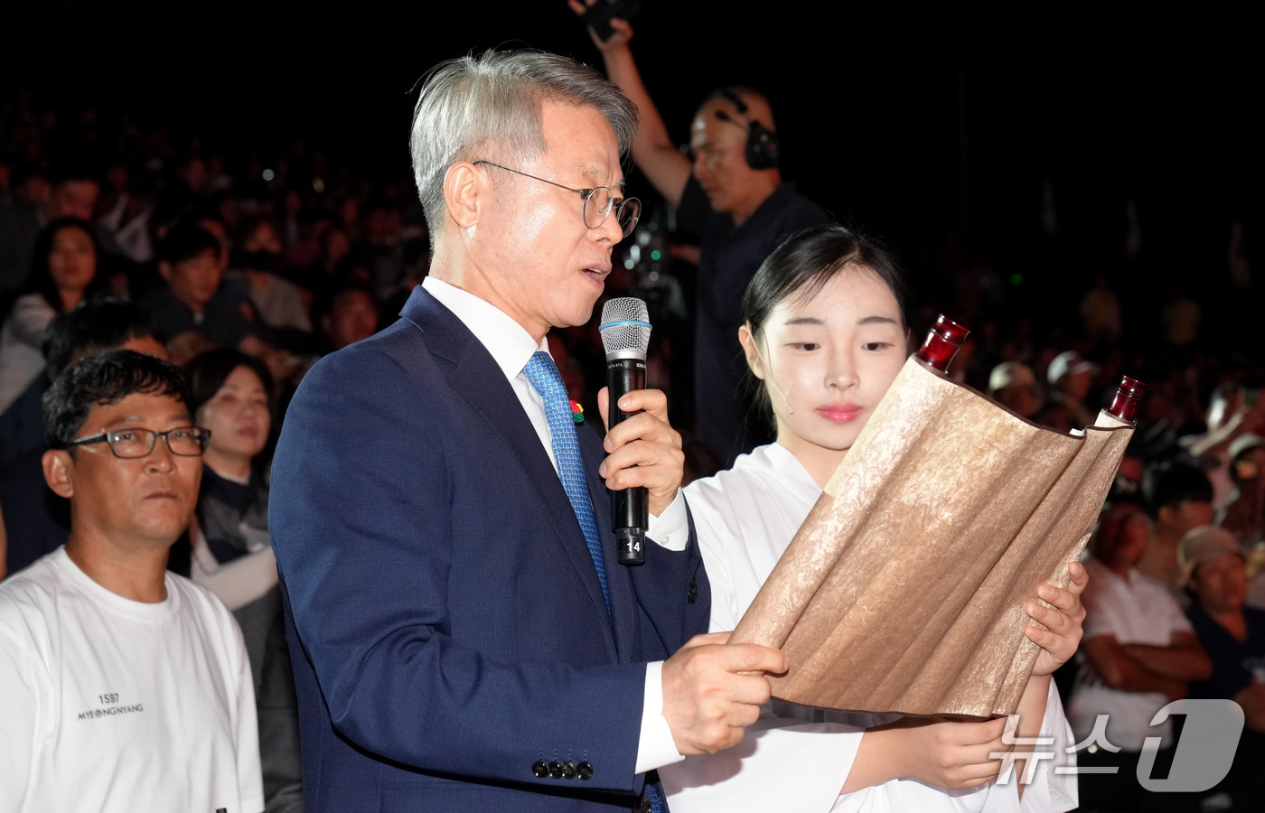 (전남광주=뉴스1) 전원 기자 = 민형배 전남광주통합특별시장이 11일 진도 녹진관광지에서 열린 ‘2026 명량대첩축제 개막식’에 참석, 선무공신 교지를 낭독하고 있다. (전남광주통 …