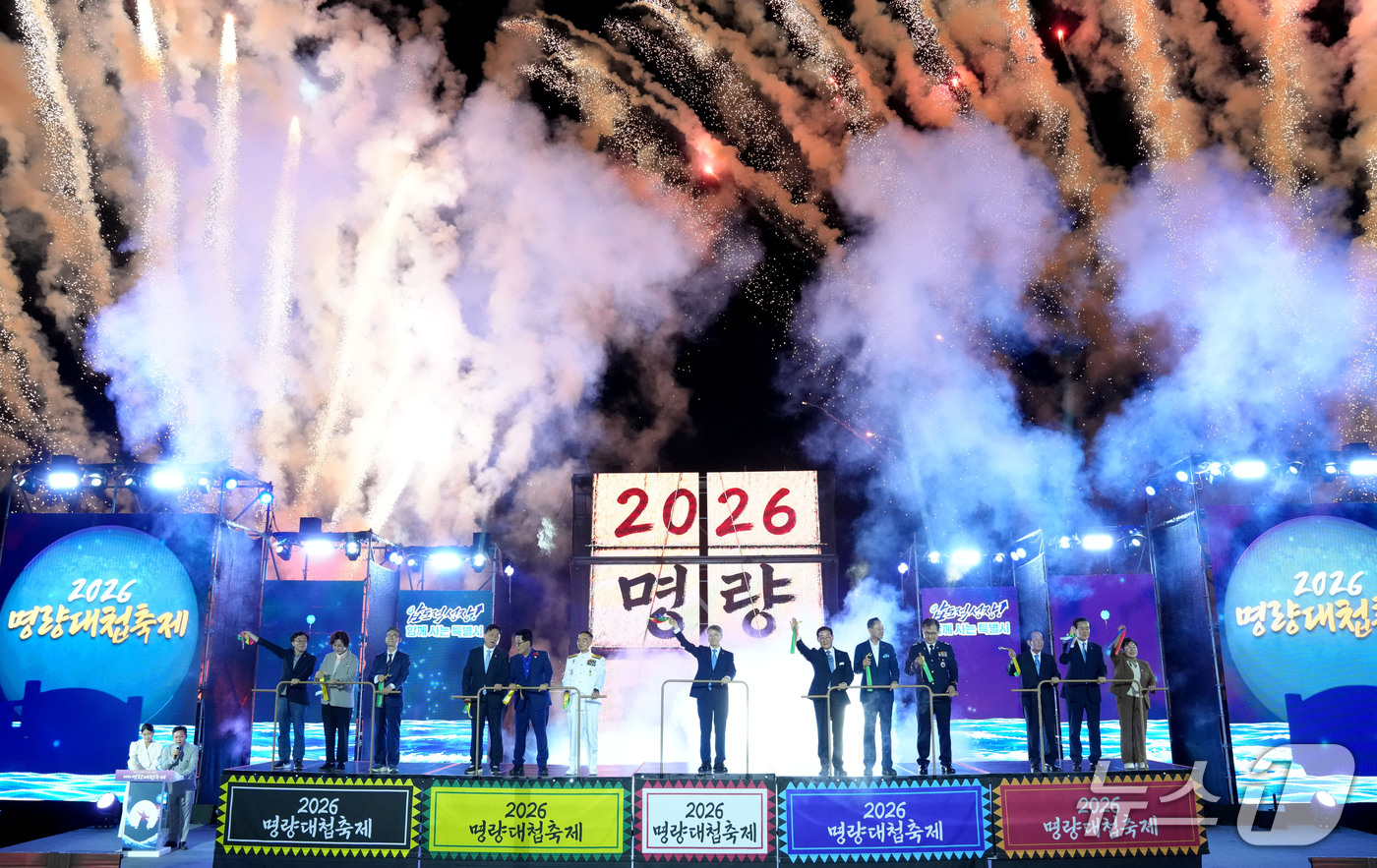 (전남광주=뉴스1) 전원 기자 = 민형배 전남광주통합특별시장이 11일 진도 녹진관광지에서 열린 ‘2026 명량대첩축제 개막식’에 참석, 주요내빈들과 출정 퍼포먼스를 하고 있다. ( …