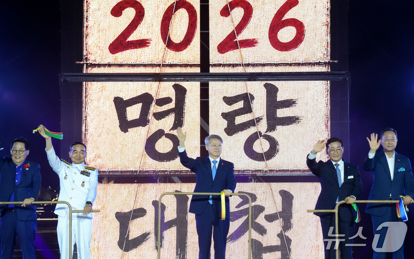 (전남광주=뉴스1) 전원 기자 = 민형배 전남광주통합특별시장이 11일 진도 녹진관광지에서 열린 ‘2026 명량대첩축제 개막식’에 참석, 주요내빈들과 출정 퍼포먼스를 하고 있다. ( …