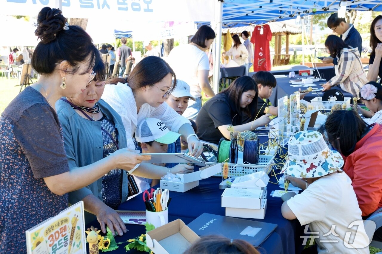 본문 이미지 - 12일 오전 충북 보은군 보은읍 뱃들공원 일원에서 열린 평생학습 어울림축제장을 찾은 나들이객들이 체험행사에 참여하고 있다.(보은군 제공. 재판매 및 DB금지)/뉴스1 