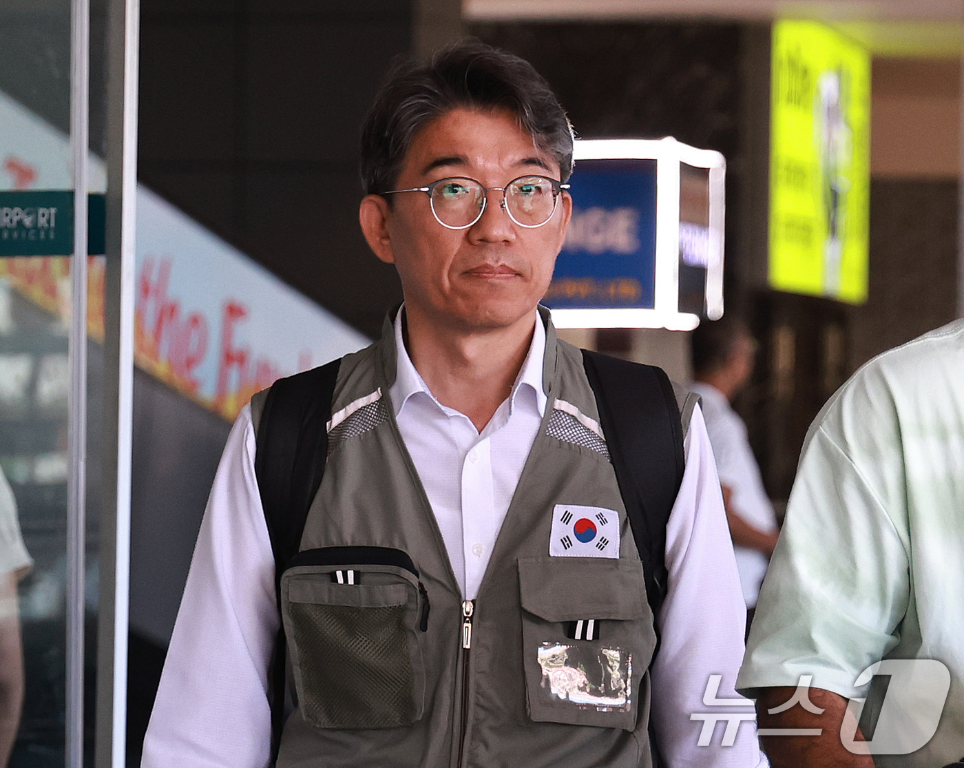 (카트만두=뉴스1) 구윤성 기자 = 네팔 대홍수 피해 대응을 위한 대한민국 해외긴급구호대(KDRT) 2진 구호대장을 맡은 윤주석 주미국대사관 공사가 12일(현지시간) 카트만두 트리 …