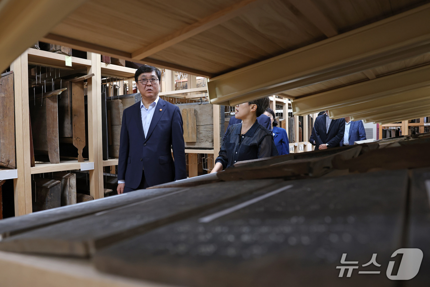 (서울=뉴스1) = 최휘영 문화체육관광부 장관이 지난 11일 경북 안동 한국국학진흥원을 방문해 목판 수장고인 장판각을 살펴보고 있다. (문화체육관광부 제공. 재판매 및 DB금지) …