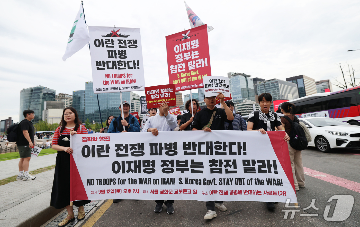 (서울=뉴스1) 오대일 기자 = 12일 서울 종로구 경복궁 앞에서 '이란 전쟁 파병 반대, 이재명 정부는 참전 말라’ 집회 참가자들이 청와대 방향으로 행진하며 파병 반대 구호를 외 …
